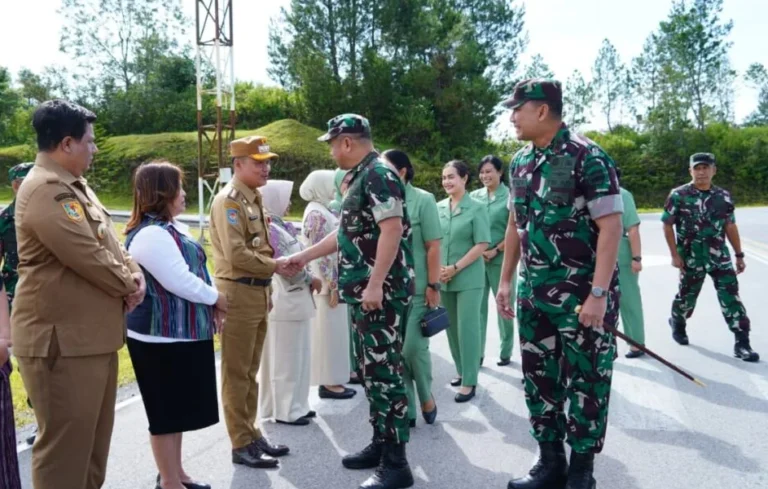 Pangdam I/BB Greets Army Chief of Staff and Persit KCK Chairperson at Silangit Airport Pangdam I/BB Greets Army Chief of Staff and Persit KCK Chairperson at Silangit Airport