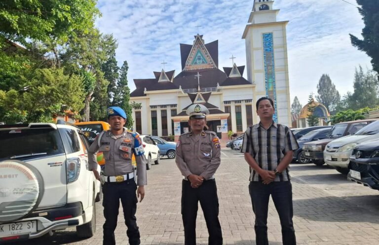 Polres Karo Deploys Tactical Personnel to Safeguard Sunday Services Across Kabanjahe Polres Karo Deploys Tactical Personnel to Safeguard Sunday Services Across Kabanjahe