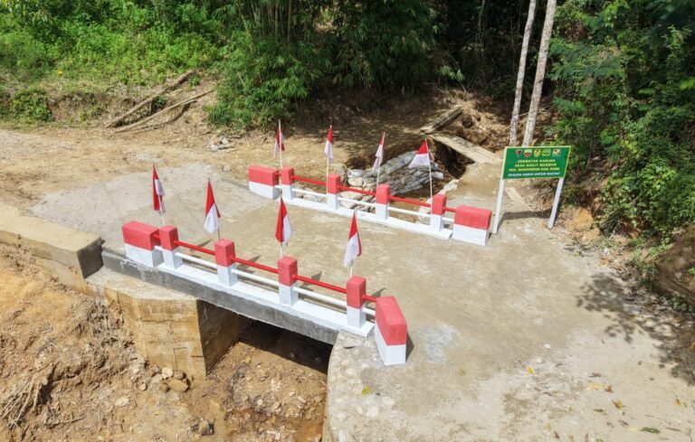 Kodim 0205/Tanah Karo Completes Concrete Bridge Linking Bukit Makmur and Lau Mandin Villages